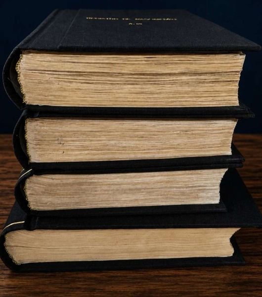 Corte das folhas de livros restaurados