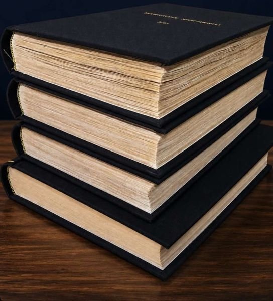 Lote de livros restaurados e empilhados