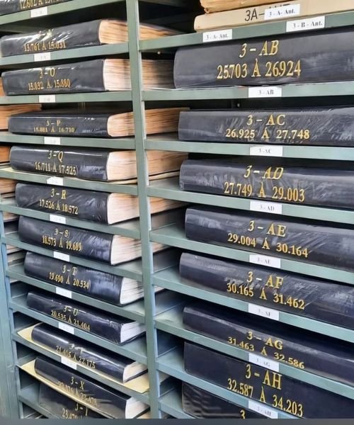Estante com livros de registro catalogados e organizados