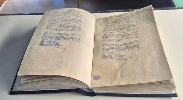 Página manuscrita de livro de registro antigo
