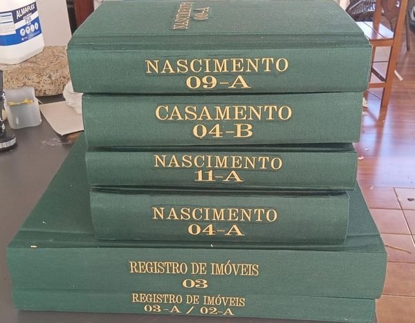 Livros de nascimento, casamento e registro de imóveis encadernados